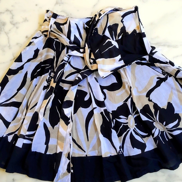 NWOT. The Limited 100% Cotton Color Floral Pattern Skirt w/lining, pockets,belt. - Picture 5 of 8